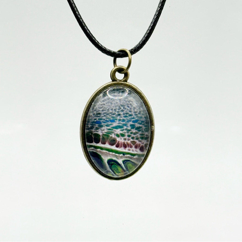 Oval Pendant Necklace With Artistic Design
